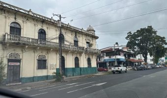 Este interesante edificio de dos plantas con un exclusivo diseño arquitectónico histórico y acabados antiguos en venta