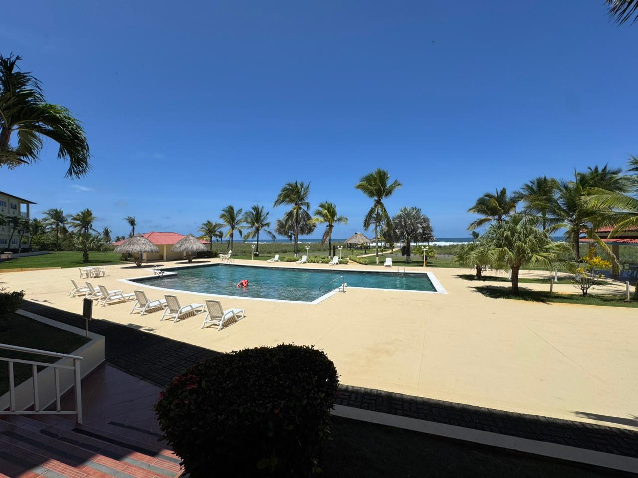 Apartamento en Venta – PH Brisas del Mar, Playa La Barqueta